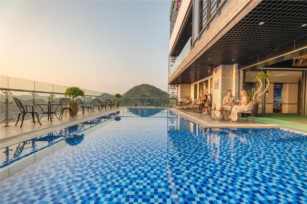 Cat Ba Paradise Hotel - Sirocco Sky Bar & Massage – Ha Long Bay